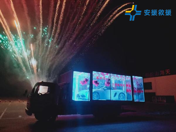 透明箱車拖運(yùn)