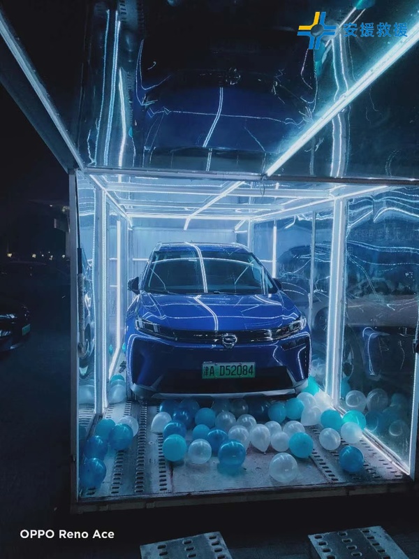 透明箱車(chē)拖運(yùn)