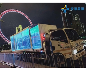 透明箱車拖運(yùn)